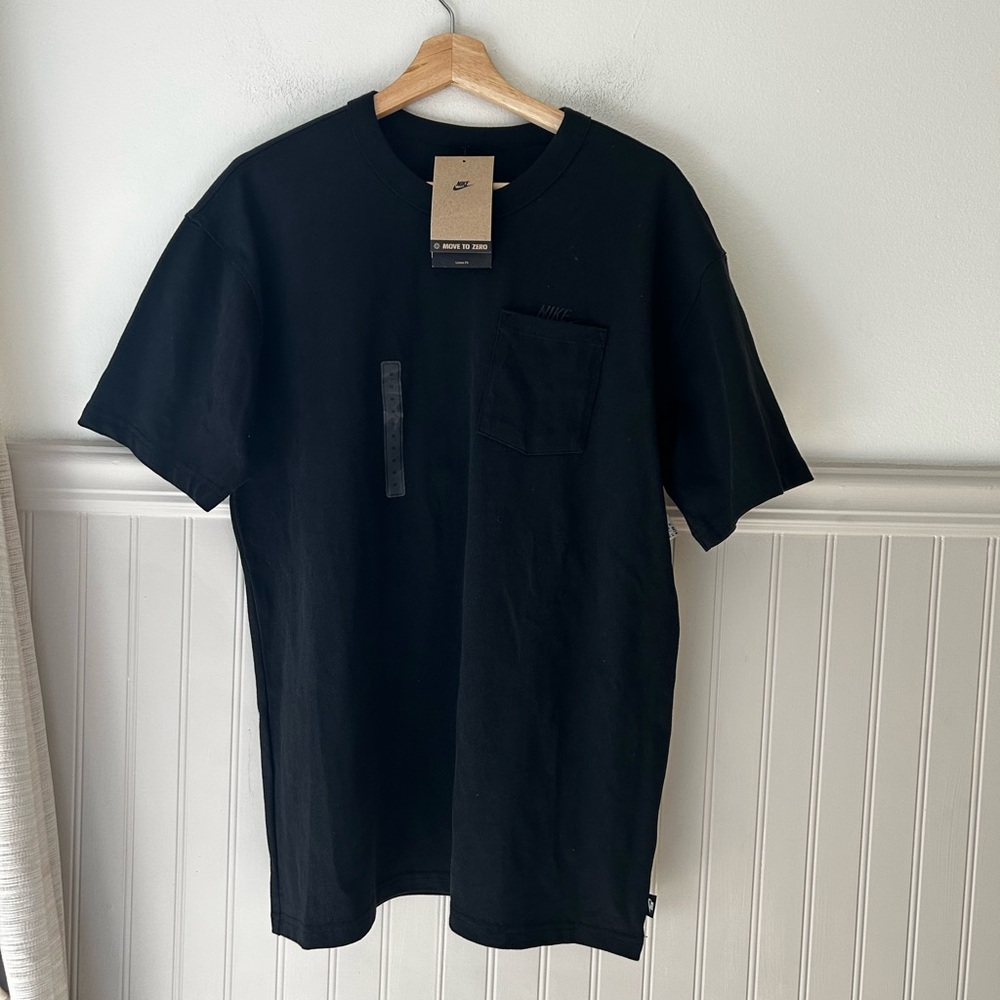⭐️ NEW Mens Nike Sportswear Premium Essentials Pocket T-Shirt Size Medium
